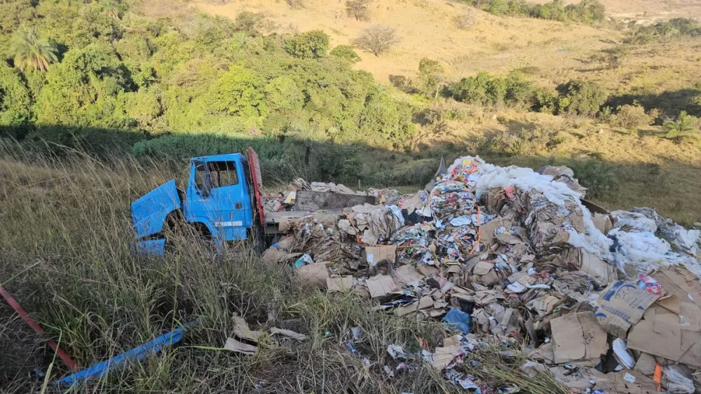 Caminhão carregado com material reciclável tomba em ribanceira no Contorno de Betim