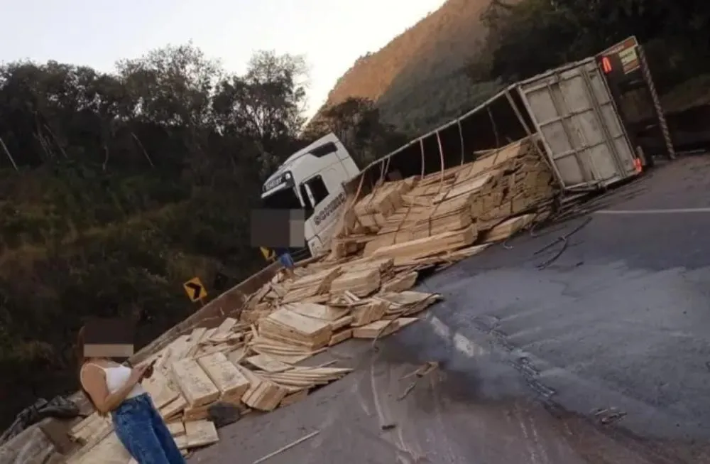 Capotamento de carreta carregada com madeira interdita totalmente a BR-381 em Rio Manso