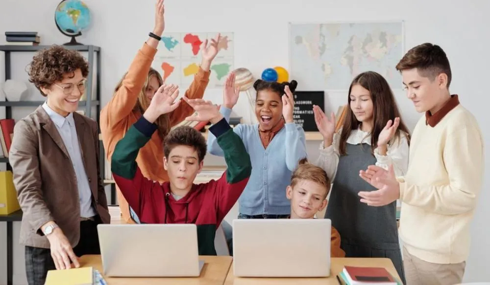 Pix muda relação das crianças com dinheiro e escolas usam tecnologia para ensinar educação financeira