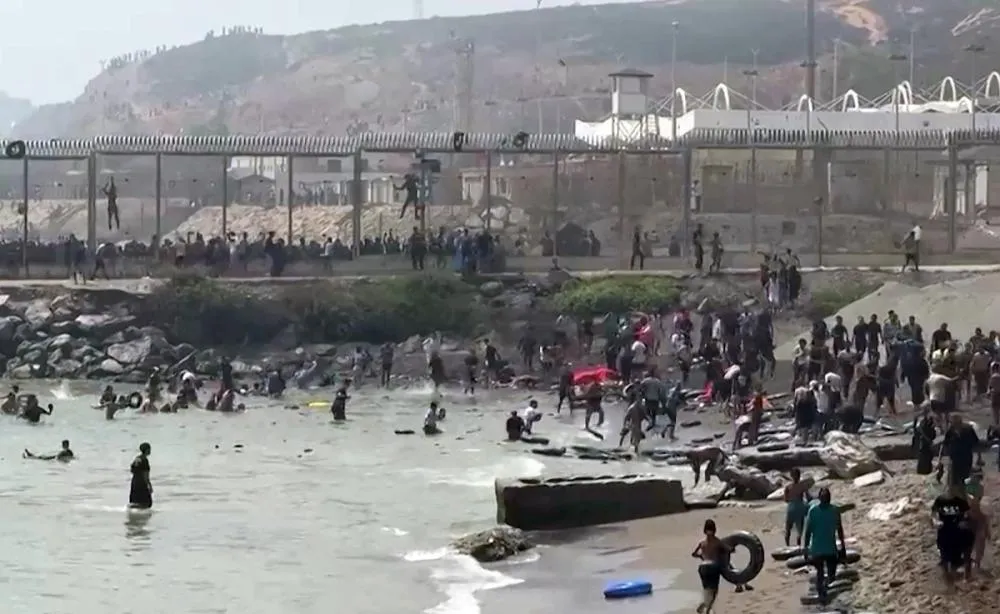 Espanha envia Exército para Ceuta após chegada em massa de migrantes do Marrocos