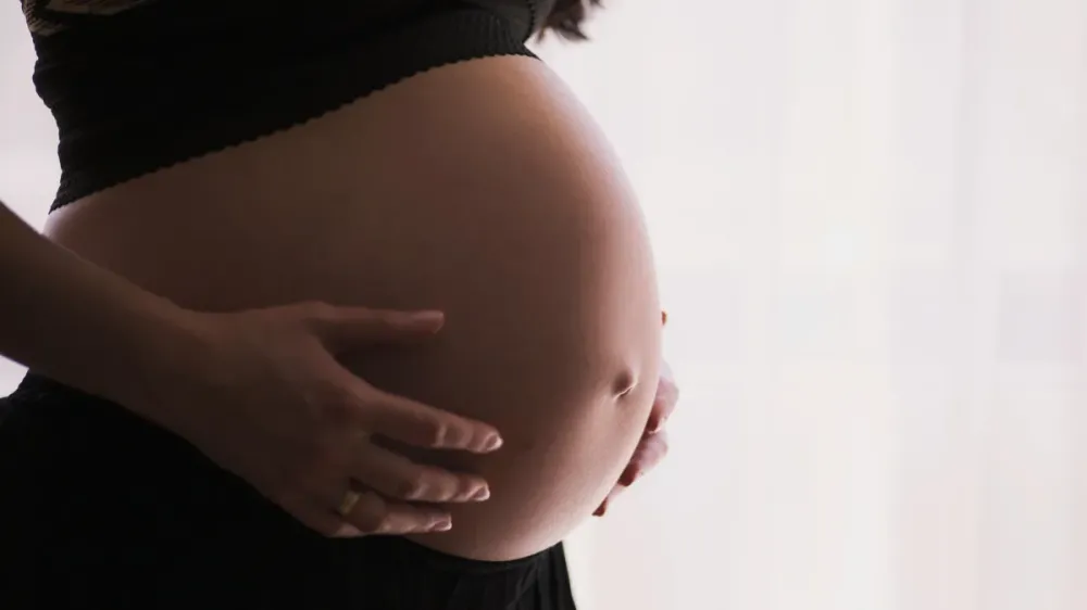 Estudo aponta que 83% das mulheres que tiveram gravidez precoce já perderam emprego ou oportunidades profissionais