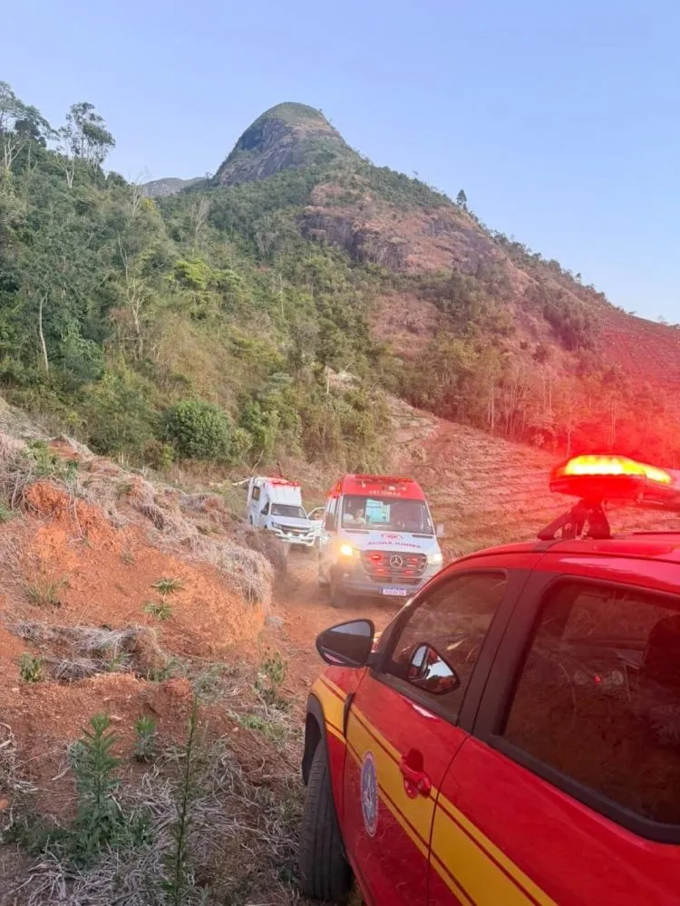 Homem é resgatado após queda de paraglider em área de mata em Alto Caparaó