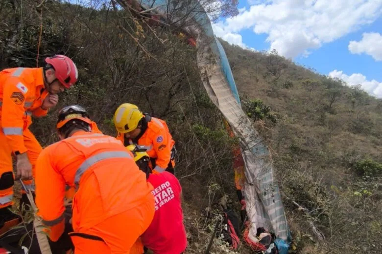 Bombeiros resgatam vítima de acidente com paraglider em penhasco de Mateus Leme