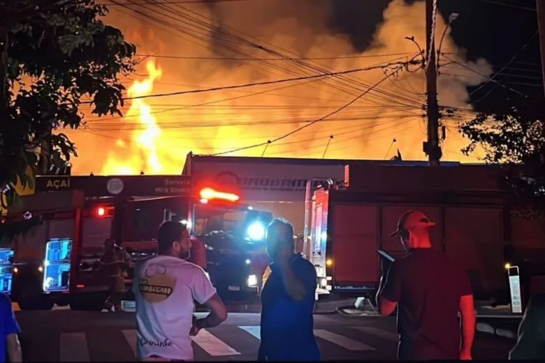 Incêndio de grandes proporções destrói galpão com farmácia e sacolão em Mateus Leme