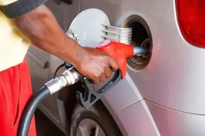 Governo prorroga subsídio de R$ 0,44 por litro de gasolina
