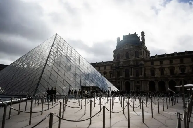 Diretor do Louvre alerta para risco de fechamento e cobra reforma de R$ 5,6 bilhões