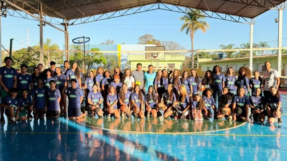 Prefeitura entrega novos uniformes e materiais ao Projeto Sada Vôlei Brumadinho