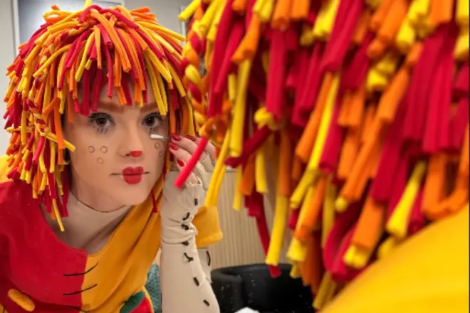 Isabelle Drummond volta a interpretar Emília em homenagem ao retorno de “Sítio do Picapau Amarelo”