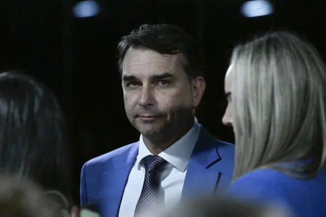 Flávio Bolsonaro apresenta defesa por escrito à PF e depoimento é cancelado